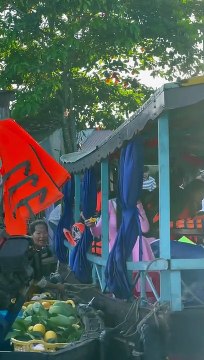 Hoa hậu Nguyễn Lê Bảo Ngọc: diện áo dài, dậy từ sớm để kịp chợ nổi Cái Răng