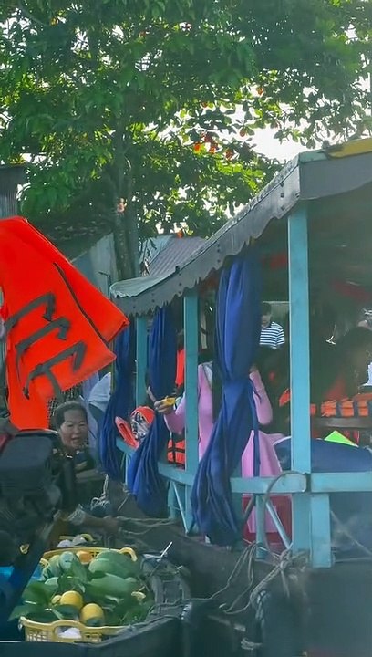 Hoa hậu Nguyễn Lê Bảo Ngọc: diện áo dài, dậy từ sớm để kịp chợ nổi Cái Răng