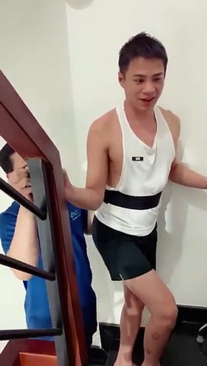 Người mẫu Đàm Quang Phúc tập đi từng bước