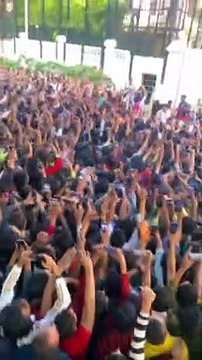 Shahrukh Khan Birthday: Fans gathered outside 'Mannat' on Shahrukh Khan's birthday, King Khan thanked him in this way