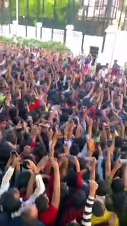Shahrukh Khan Birthday: Fans gathered outside 'Mannat' on Shahrukh Khan's birthday, King Khan thanked him in this way