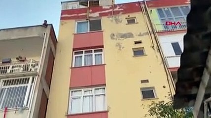 Anahtarını unuttuğu dairesine çatıdan halatla sarktı, asılı kaldı
