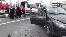Avcılar'da minibüs otomobile çarptı: 3'ü çocuk 7 yaralı