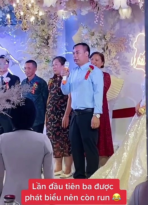 Đám cưới con gái cưng, bố lên phát biểu mà run bần bật: Vừa buồn cười lại vừa thương