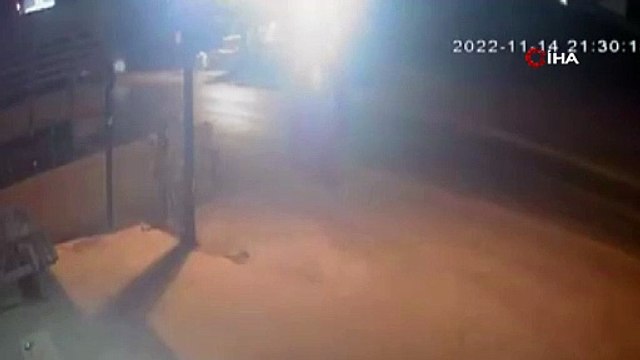 Hafif ticari araç motosikletle kafa kafaya çarpıştı: 1’i ağır 2 yaralı