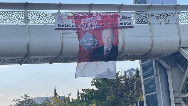 CHP’nin afişlerinin toplatan AKP’li başkan sözünü tutmadı