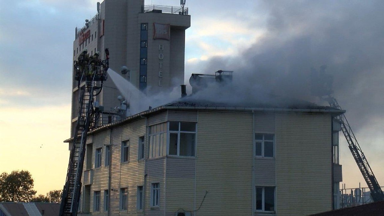 Tuzla’da 4 katlı binanın çatısı alev alev yandı