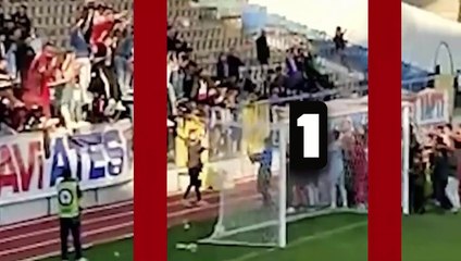 Karabük'te tribün filesine tırmanan taraftarlar sahaya düştü