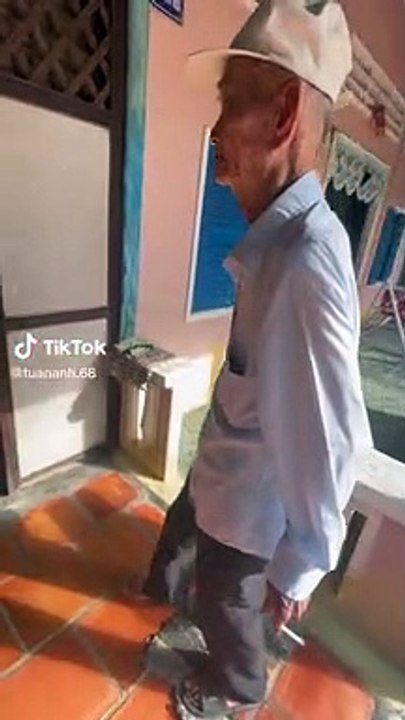 Xúc động cuộc hội ngộ của 2 anh em sau bao năm xa cách: Tuổi cao sức yếu vẫn mong gặp lại