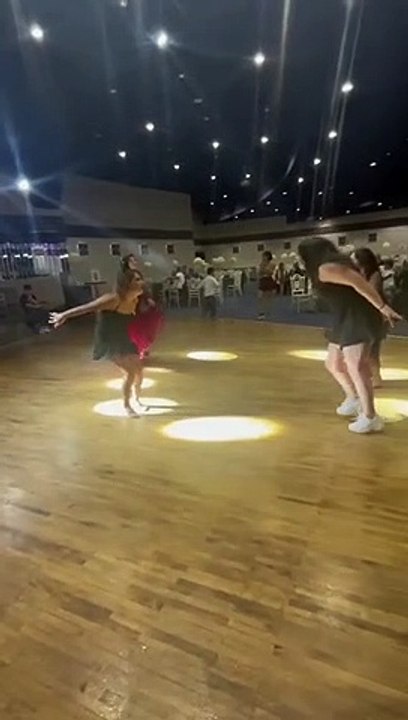 Kızlar düğünde coşuyor