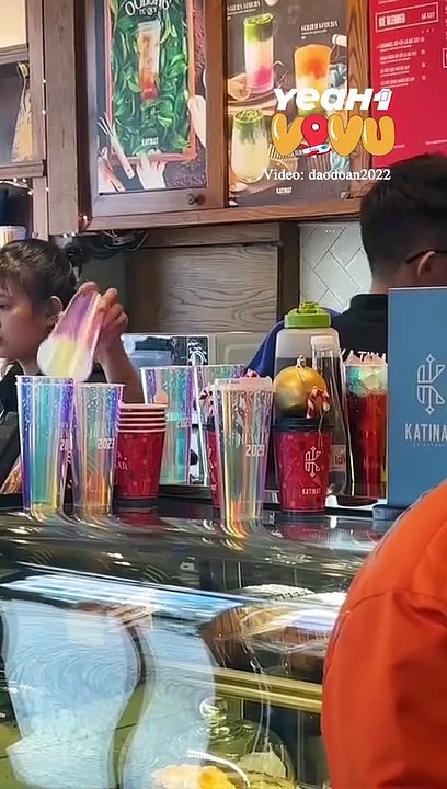 Giới trẻ TP.HCM đổ xô đi săn chiếc ly cầu vồng đang hot