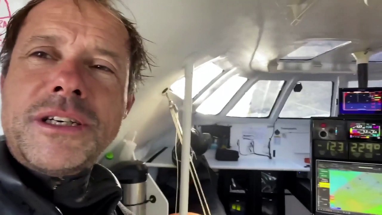 Thomas Coville en vol dans les alizés Rhum2022