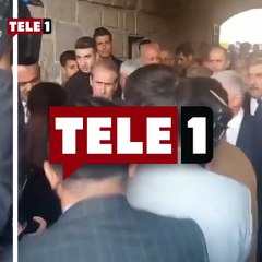 Bakana bak! Mahmut Özer öğretmeninin uzattığı çiçeği almamak için kulağını kaşıdı