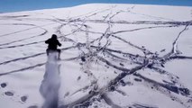 Ergan Dağı'nın karlı zirvesine motosikletleriyle çıkıp sezonun ilk kayağını yaptılar