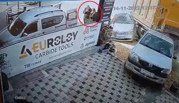 FRENİ BOŞALAN KAMYON, 3 OTOMOBİL İLE 2 YAYAYA ÇARPIP, İŞ YERİNE DALDI