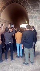 Bakan Özer'e tepki yağıyor! Bu hareketi olay oldu