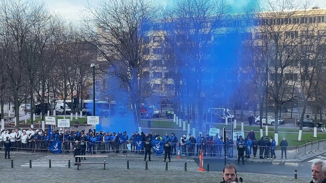 Policier tué à Bruxelles: les syndicats de police manifestent lors du Te Deum