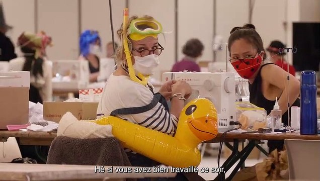 Aux Masques Citoyennes EXTRAIT VF Strip tease