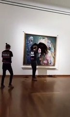 Ativistas atiram tinta a pintura de Klimt