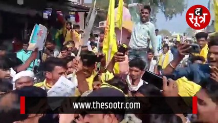 झाबुआ सांसद की गाड़ी के सामने पहुंच गए जयस कार्यकर्ता, काफिले पर हुी पत्थरबाजी