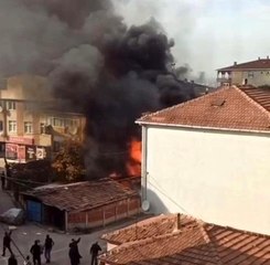 Gecekonduda çıkan yangın bitişiğindeki binayı alev topuna çevirdi