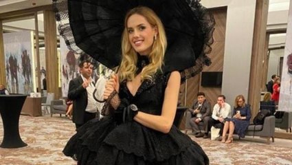 Siyah kuğu Wilma! Dantelli mini elbisesi ve şemsiyesiyle göz kamaştırdı