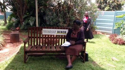 Thérapie sur banc public, un remède de grand-mère du Zimbabwe au Mondial