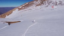 Ergan Dağı'nın zirvesine motosikletleriyle çıkarak sezonun ilk kayağını yaptılar