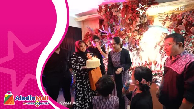 Aurel Hermansyah dan Atta Halilintar Beri Surprise dan Kado Mewah untuk Ashanty