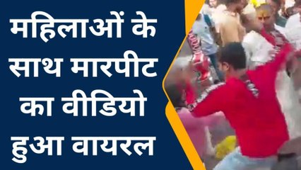 शोरूम में भिड़ी महिलाएं, जमकर चले लात घुसे और चप्पल, देखे ये वायरल वीडियो