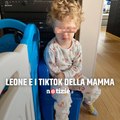 Leone regge il telefono alla mamma per un TikTok, ma si lamenta: 