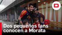 El momento más emotivo de Morata con dos niños antes de viajar a Catar