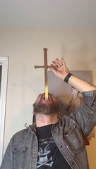 Cet avaleur de sabre nous révèle son secret