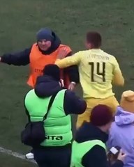 بطريقة غريبة.. رجل أمن يفسد لحظة رومانسية للاعب طلب يد صديقته أمام الجماهير