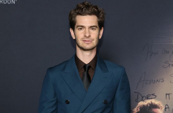 Andrew Garfield admet que les drogues sont puissantes et qu'il a failli finir dans une catastrophe aux toilettes