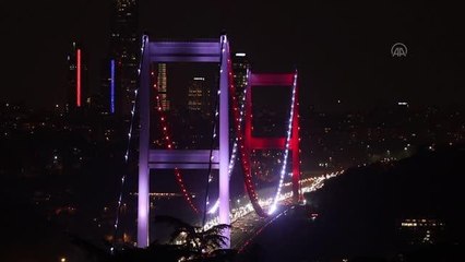 Köprüler KKTC bayrağının renklerine büründü