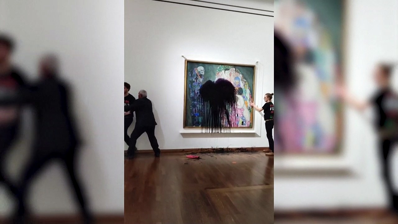 Wien: Klima-Aktivisten schütten Farbe auf Klimt-Gemälde
