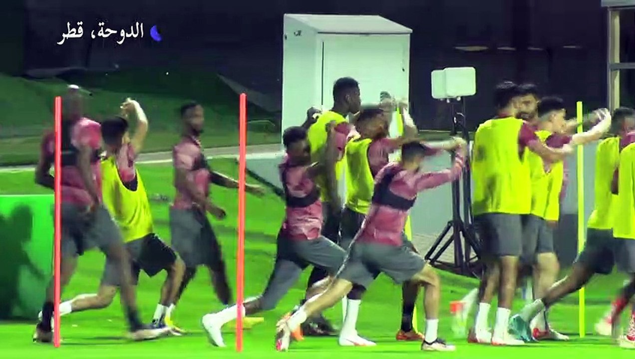 المنتخب القطري يتمرن استعدادا لمواجهة نظيره الإ...