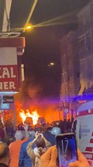 FATİH'TE OTOMOBİLDEN YÜKSELEN ALEVLER PARK HALİNDEKİ ARAÇLARA SIÇRADI