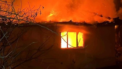 İki katlı ev alev alev yandı, arı kovanlarına alevlerin sıçramasını itfaiye engelledi