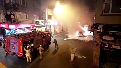 İstanbul Fatih’te araçlar alev aldı, evler boşaltıldı!