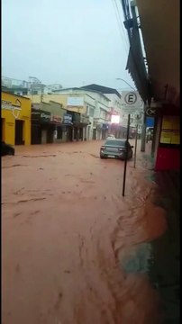 Vídeo: chuva alaga ruas de João Monlevade e causa transtorno aos moradores