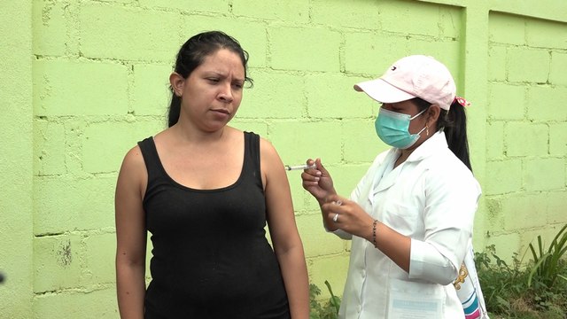 Familias del barrio Omar Torrijos completan esquemas anti Covid-19