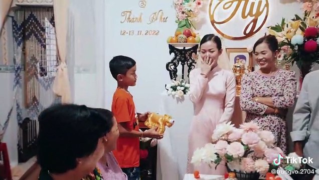 Em trai gửi tặng tiền cho chị gái đêm xuất giá