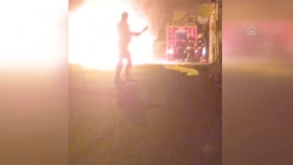 Türk Kızılaya ait park halindeki kan bağışı minibüsü yandı