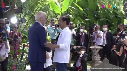 Detik-detik Joe Biden Tersandung, Jokowi Sigap