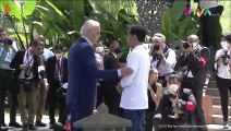 Momen Romantis Jokowi Awasi Langkah Biden Usai Tersandung