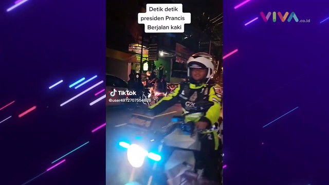 Tunjukkan Kasih Sayang, Presiden Macron Gendong Bayi Warga