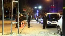 İstanbul’da anne babasının bıçaklandığını öğrenen polis, etrafa kurşun yağdırdı