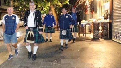 Diyarbakır sokaklarında etekle gezen İskoç taraftarlara vatandaşlar ilgi gösterdi